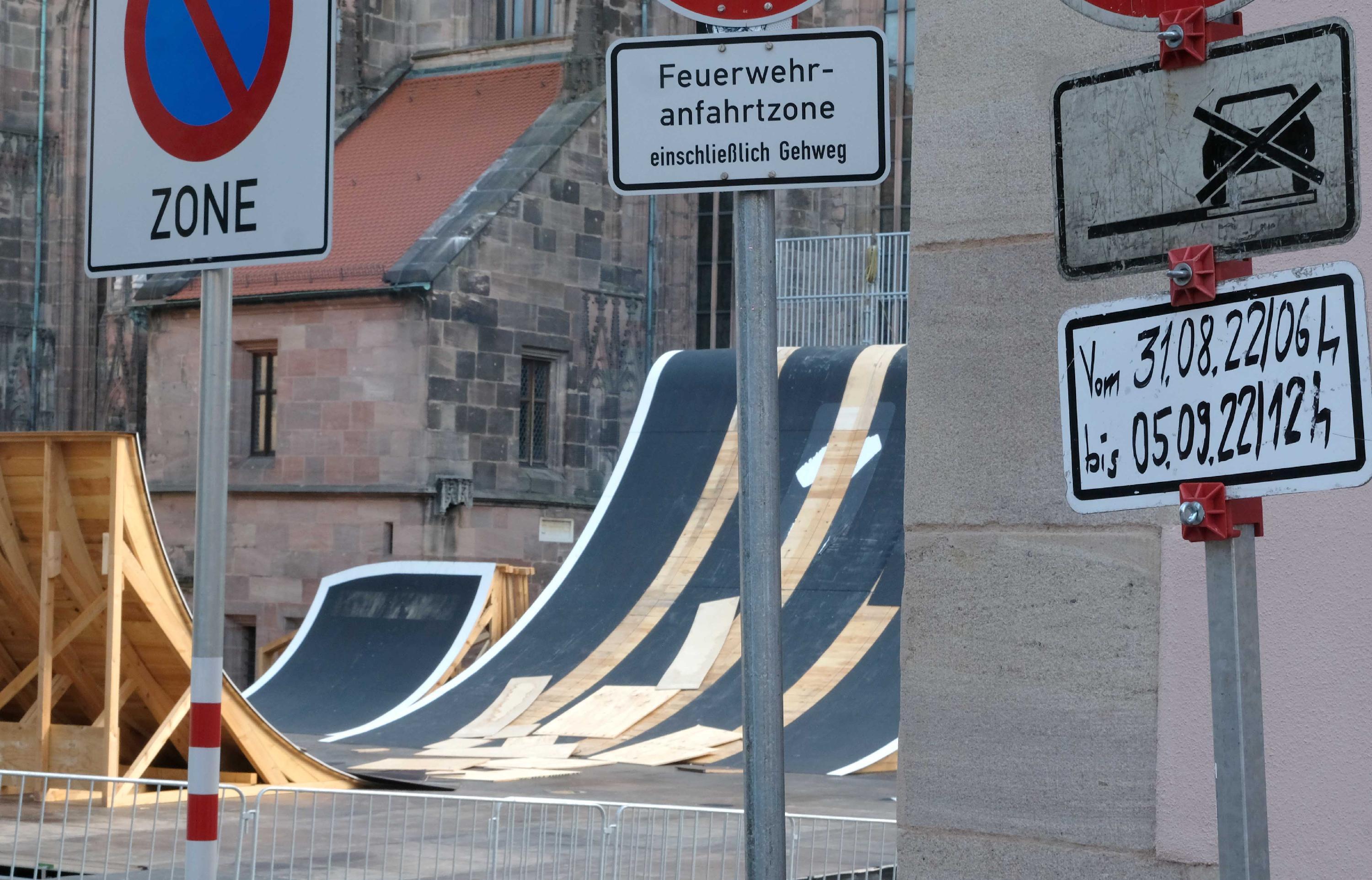 Einsam und verlassen sehen sie aus, die Hindernisse vor der Sebalduskirche. Noch am Samstag hatten sich die Spitzenfahrer hier nach allen Regeln der Kunst ausgetobt.