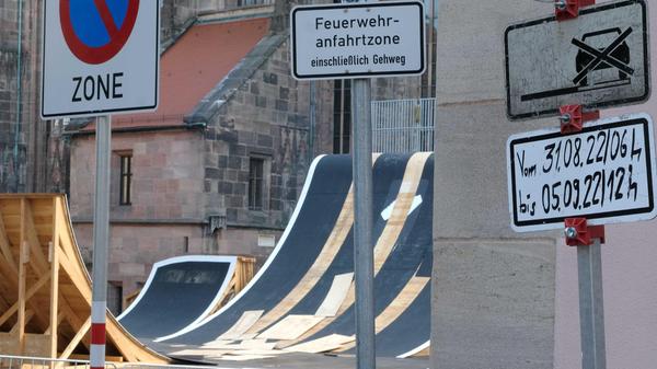 Einsam und verlassen sehen sie aus, die Hindernisse vor der Sebalduskirche. Noch am Samstag hatten sich die Spitzenfahrer hier nach allen Regeln der Kunst ausgetobt.