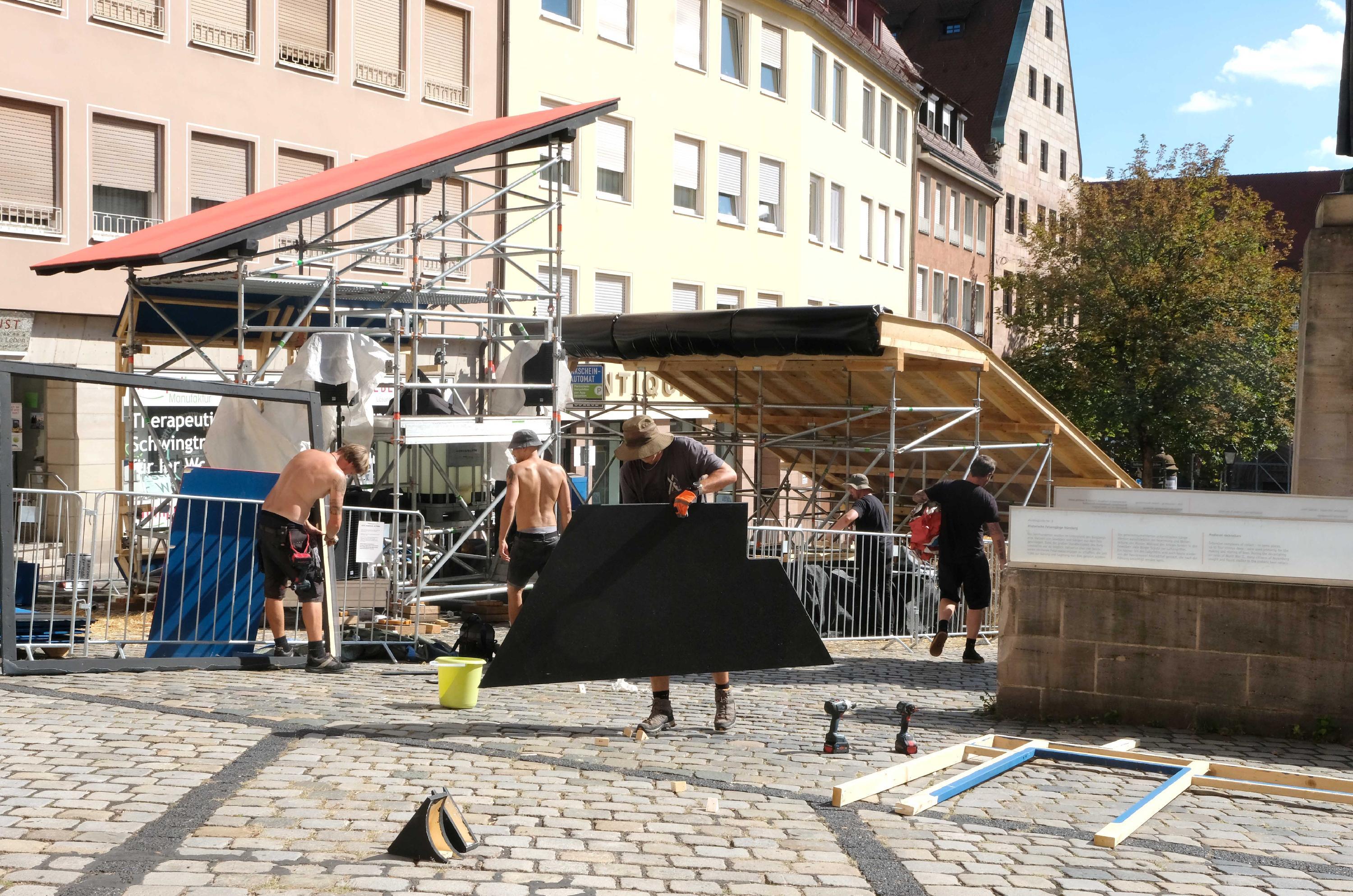 Tagelang war in der Nürnberger Altstadt gesägt, gehämmert und montiert worden. Nach dem Ende des Red Bull District Ride sollen die Hindernisse nun wieder ganz schnell verschwinden.