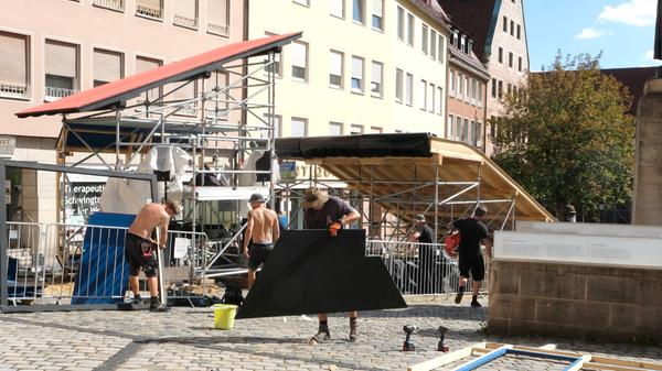 Tagelang war in der Nürnberger Altstadt gesägt, gehämmert und montiert worden. Nach dem Ende des Red Bull District Ride sollen die Hindernisse nun wieder ganz schnell verschwinden.