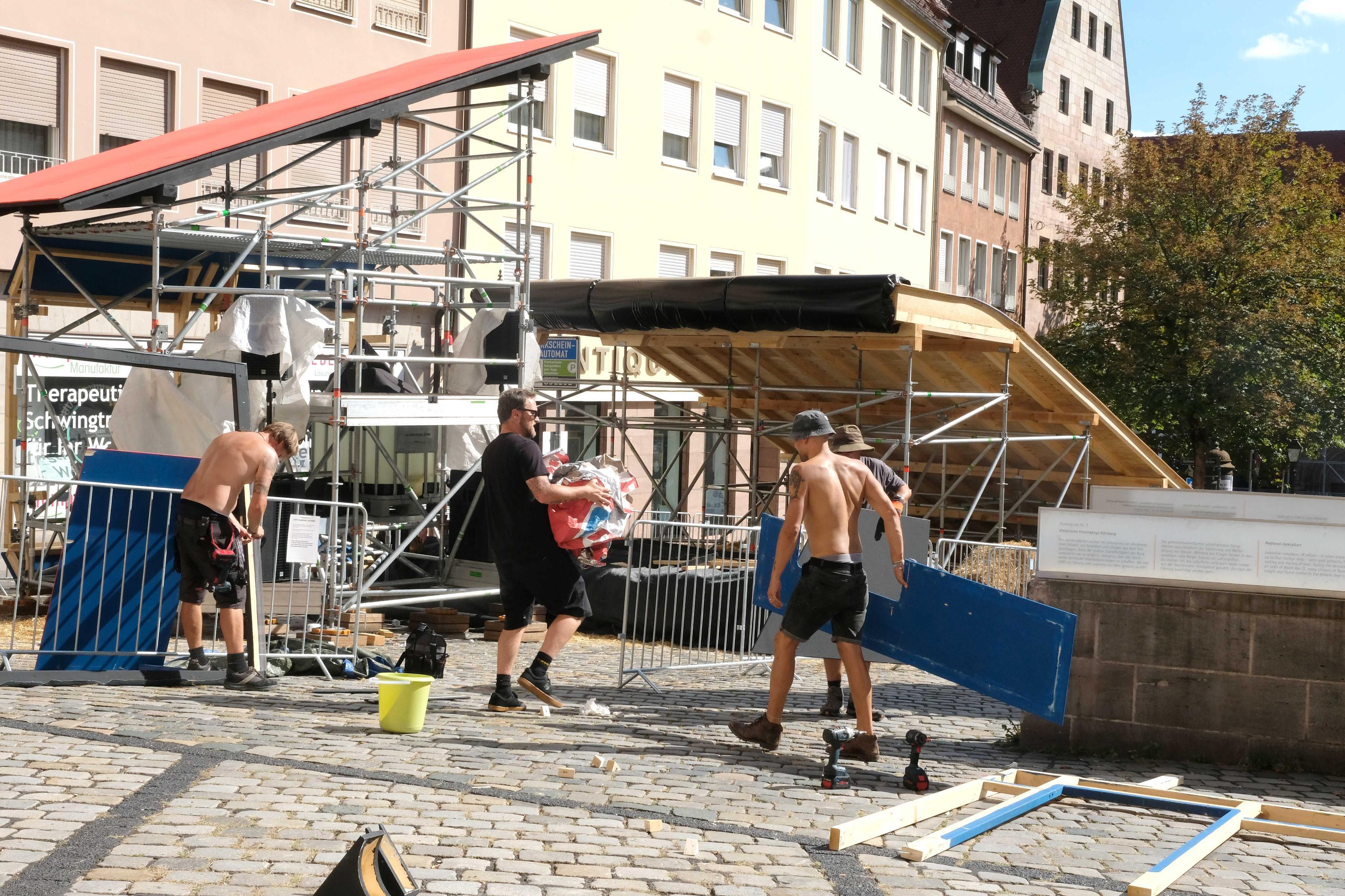 Auch die sogenannte Bosch-Box, unter deren Dach ein DJ den Menschenmengen einheizte, muss weichen.