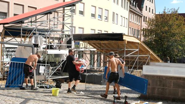 Auch die sogenannte Bosch-Box, unter deren Dach ein DJ den Menschenmengen einheizte, muss weichen.