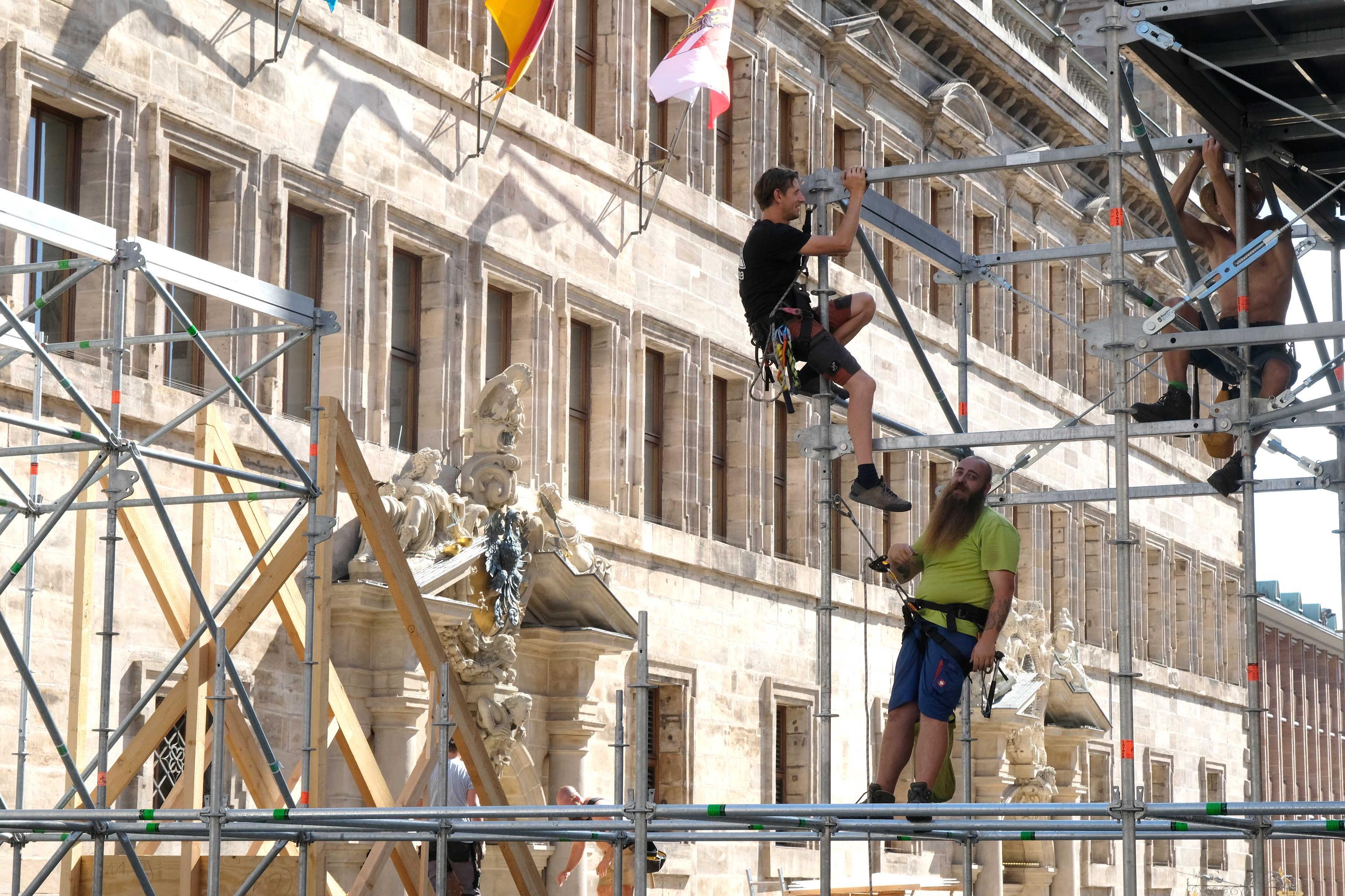 Schon am Montag, 5. September, sollen die Passanten wieder freie Sicht auf das Rathaus haben.