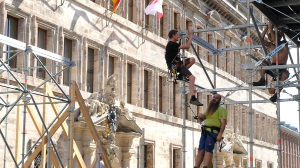 Schon am Montag, 5. September, sollen die Passanten wieder freie Sicht auf das Rathaus haben.