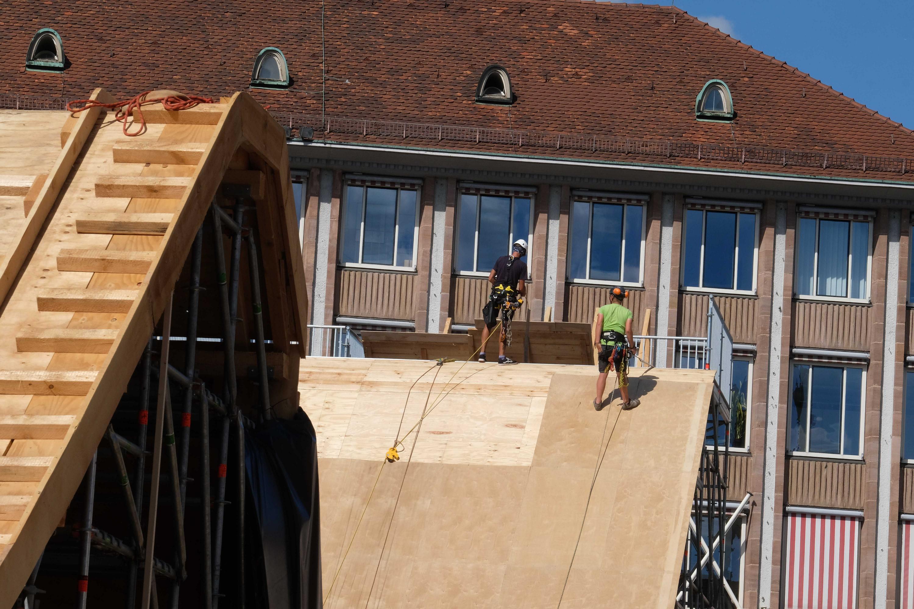 Bevor die Fahrer die Rampe hinunterrasen durften, mussten sie zunächst mit dem Aufzug in den vierten Stock des Rathauses fahren. 