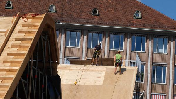 Bevor die Fahrer die Rampe hinunterrasen durften, mussten sie zunächst mit dem Aufzug in den vierten Stock des Rathauses fahren.