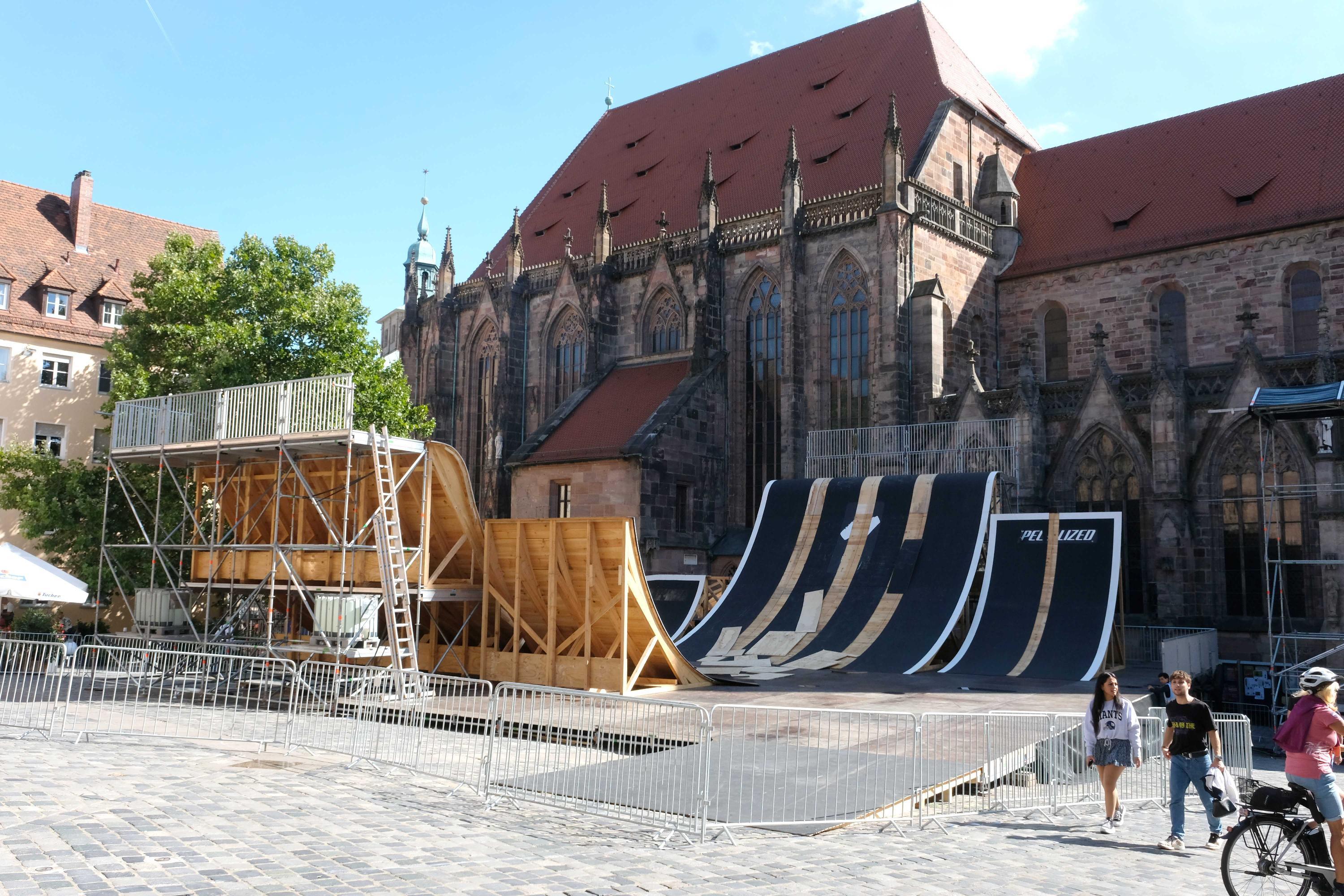 Nicht alle Teilnehmer konnten ihre Sprünge auch sicher landen. Zwischendurch gab es mehrere Stürze, auch an diesen Rampen.