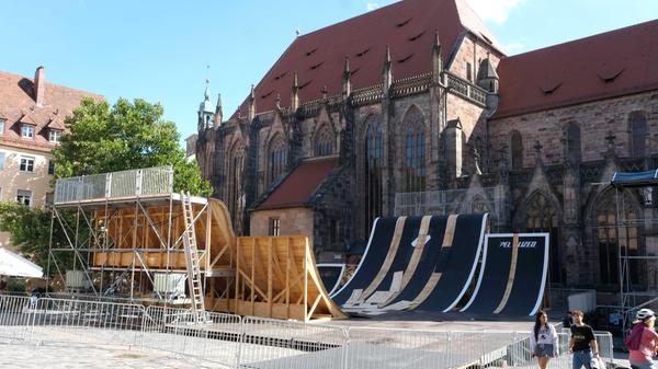 Nicht alle Teilnehmer konnten ihre Sprünge auch sicher landen. Zwischendurch gab es mehrere Stürze, auch an diesen Rampen.