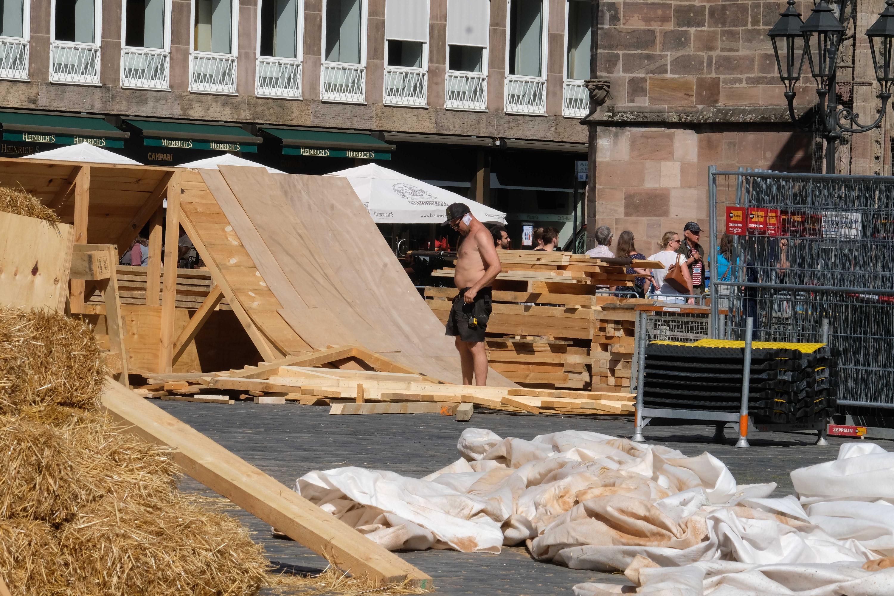 Noch sind die Spuren der Großveranstaltung auf dem Hauptmarkt deutlich zu sehen.