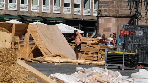 Noch sind die Spuren der Großveranstaltung auf dem Hauptmarkt deutlich zu sehen.