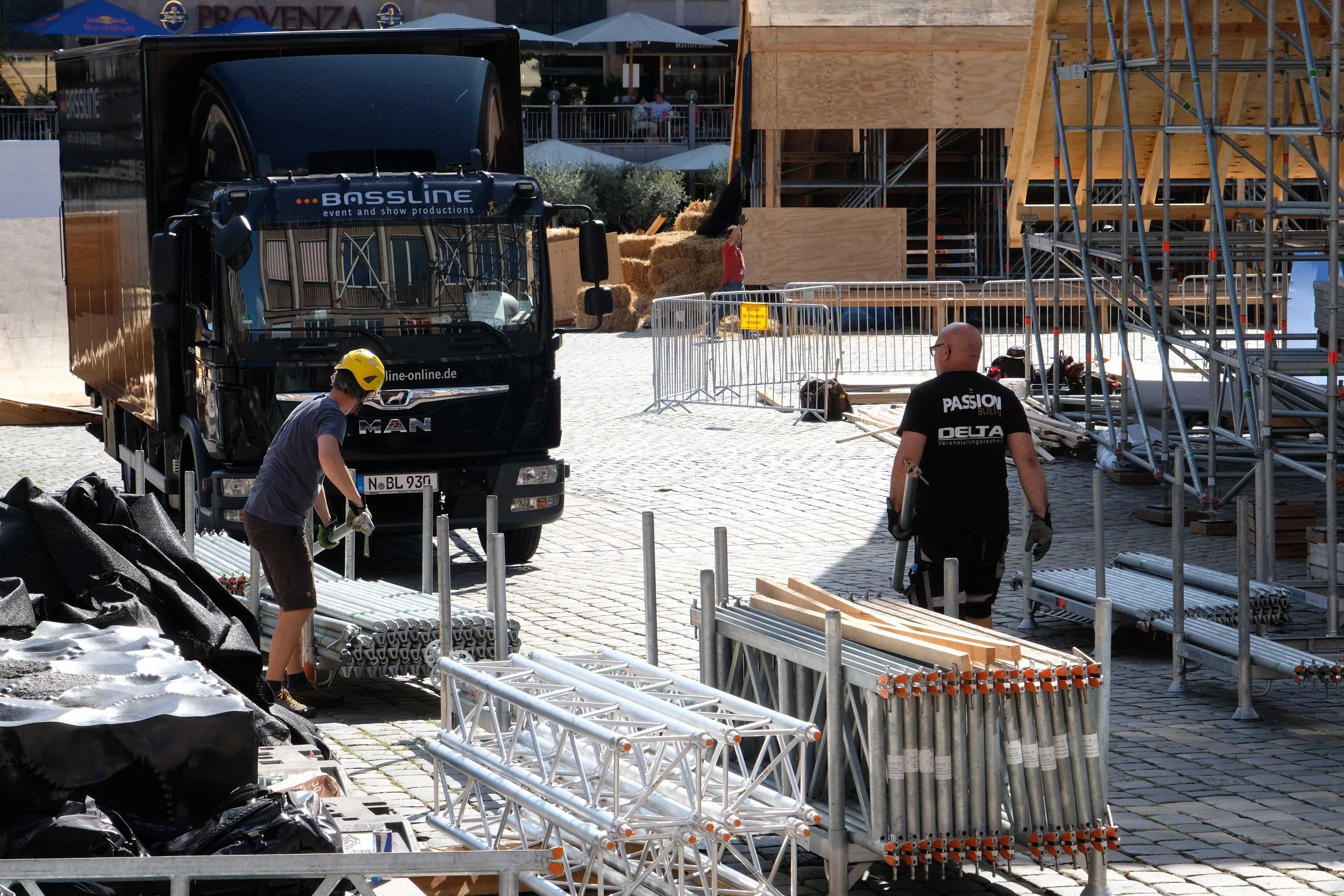 Um die Strecke zu sichern, waren jede Menge Gerüste nötig.