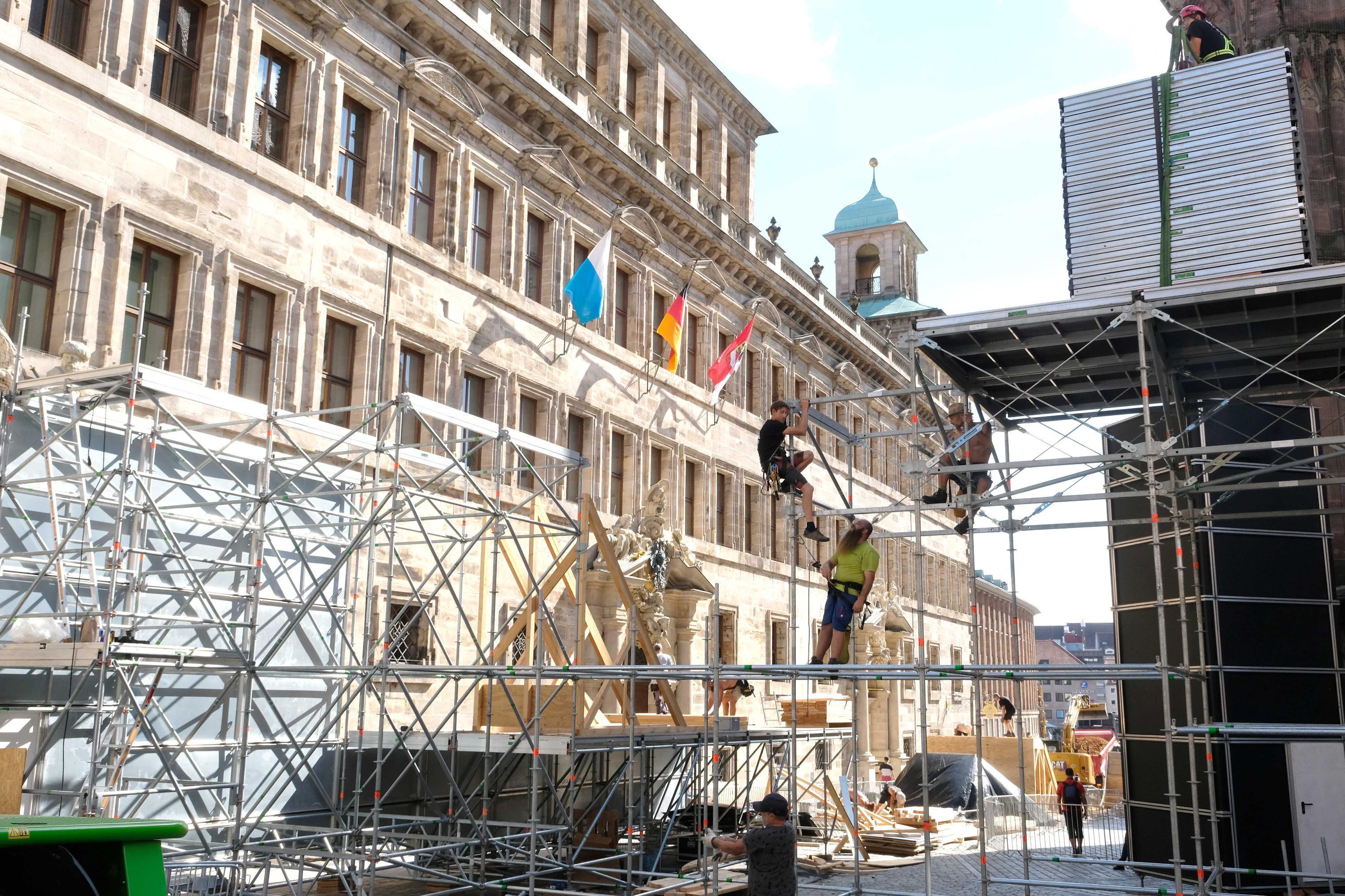 Aber auch zwischen der Sebalduskirche und dem Rathaus drängten sich die Zuschauer, um den Fahrern ganz nah zu sein. 