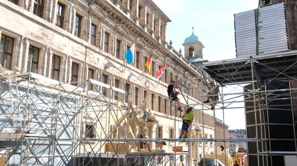 Aber auch zwischen der Sebalduskirche und dem Rathaus drängten sich die Zuschauer, um den Fahrern ganz nah zu sein.