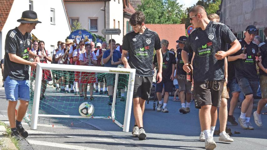 Auch die Jungs vom SV Poppenreuth mischten beim Kärwaumzug mit. Auch die Jungs vom SV Poppenreuth mischten beim Kärwaumzug mit.