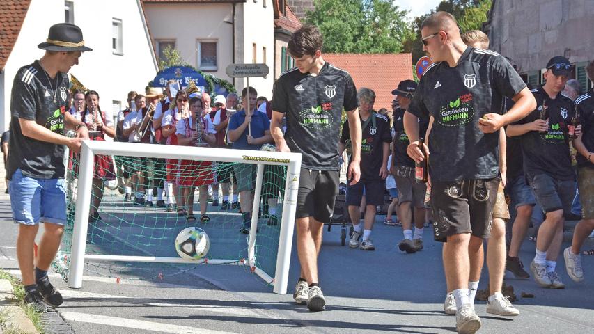 Auch die Jungs vom SV Poppenreuth mischten beim Kärwaumzug mit. 