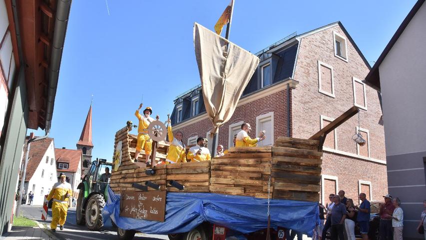 "Unsren Anker werfen wir, für jeden Kasten kaltes Bier!" war auf diesem Wagen zu lesen. "Unsren Anker werfen wir, für jeden Kasten kaltes Bier!" war auf diesem Wagen zu lesen.