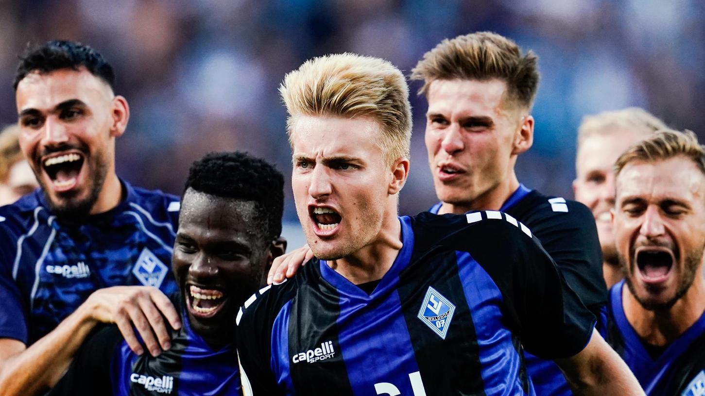 Kennen den Pokalhubel: Mannheimer Spieler nach dem Erstrunden-Erfolg gegen Kiel. Kennen den Pokalhubel: Mannheimer Spieler nach dem Erstrunden-Erfolg gegen Kiel.