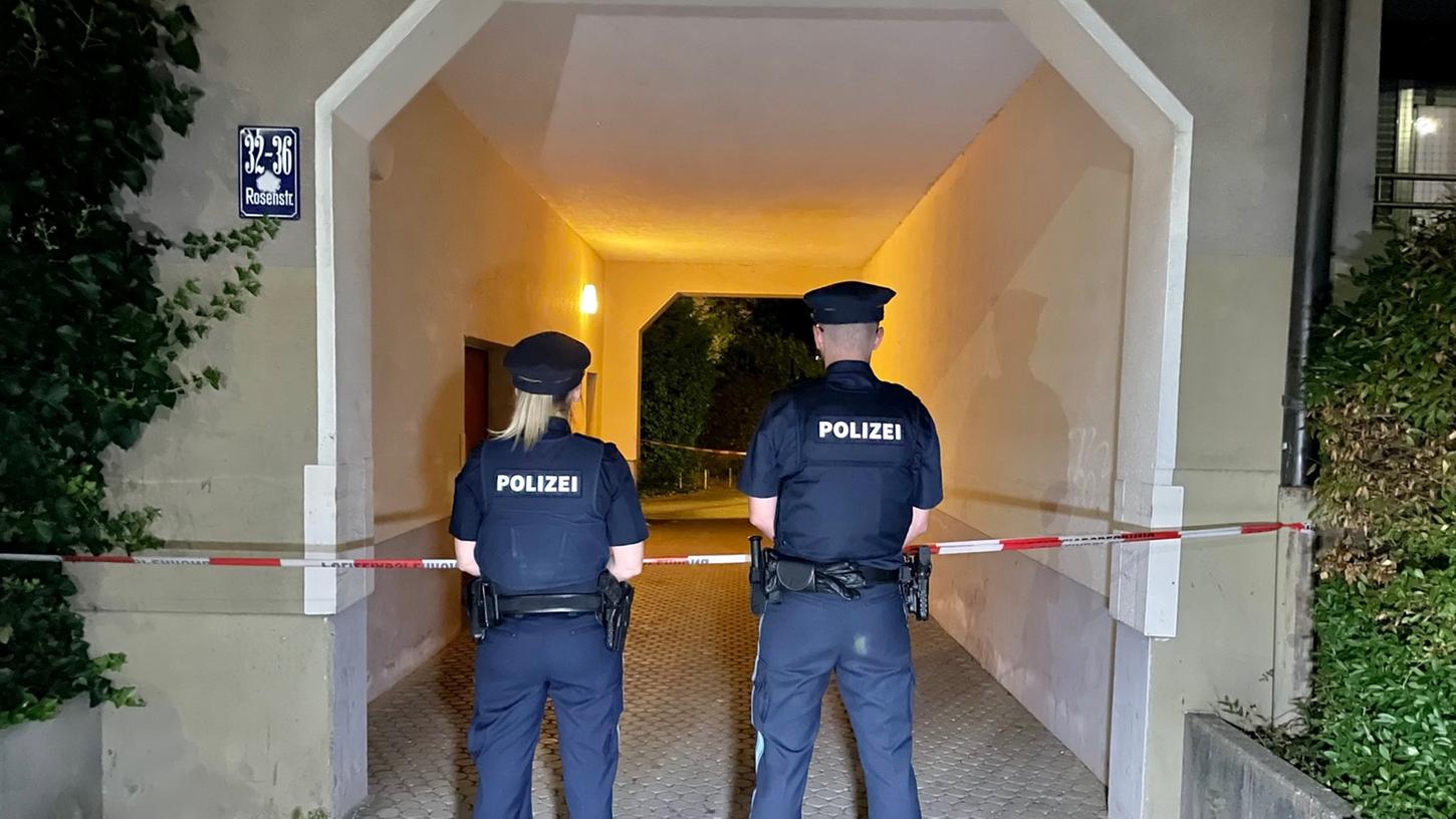 Die Polizei sperrt den Eingang eines Mehrfamilienhauses in Fürth ab: Eine Frau ist dort am Sonntagabend leblos aufgefunden worden. 