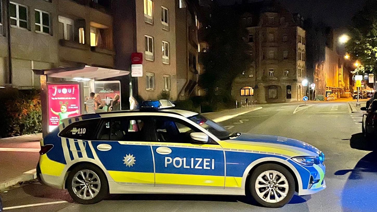 Eine 36-Jährige wurde leblos in der Wohnung aufgefunden. Der Bereich um das Mehrfamilienhaus in der Rosenstraße war am Sonntagabend stundenlang gesperrt.