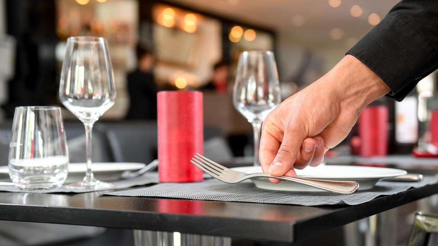 Wer im Restaurant zur Probe arbeitet, kann sich ein Bild davon machen, welche Aufgaben anfallen. Länger als drei Tage sollte das Einfühlungsverhältnis aber nicht dauern. Wer im Restaurant zur Probe arbeitet, kann sich ein Bild davon machen, welche Aufgaben anfallen. Länger als drei Tage sollte das Einfühlungsverhältnis aber nicht dauern.