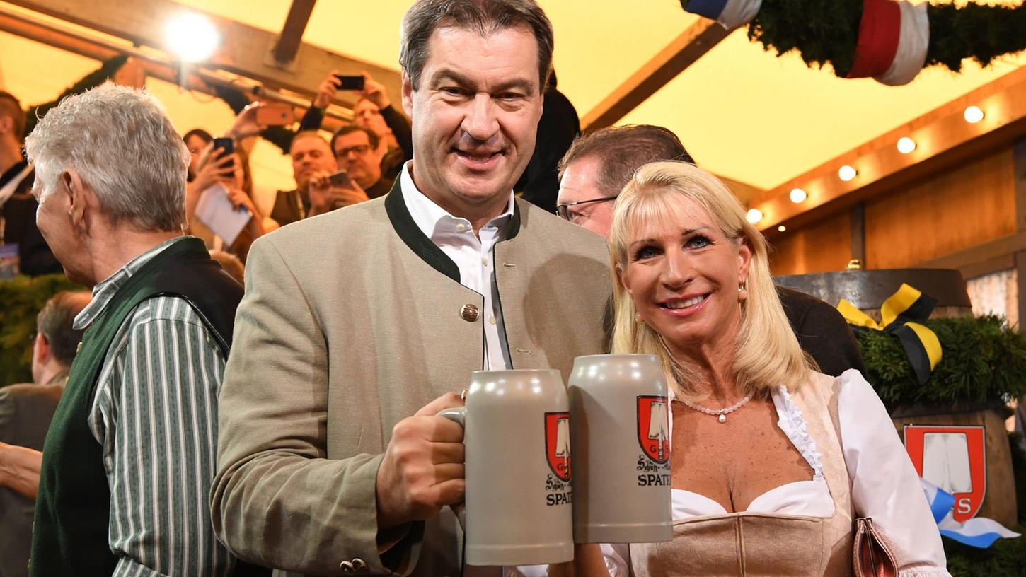 Bayerns Ministerpräsident Markus Söder besuchte das Münchner Oktoberfest und viele andere Volksfeste in Bayern ohne Maske - das sorgte für Kritik.