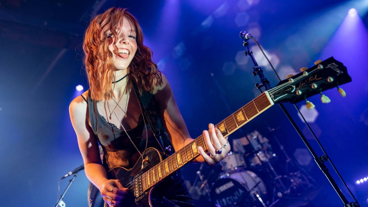 Unter einer Gibson Les Paul macht sie's nicht: Lina Larissa Strahl als Ella.
Unter einer Gibson Les Paul macht sie's nicht: Lina Larissa Strahl als Ella.