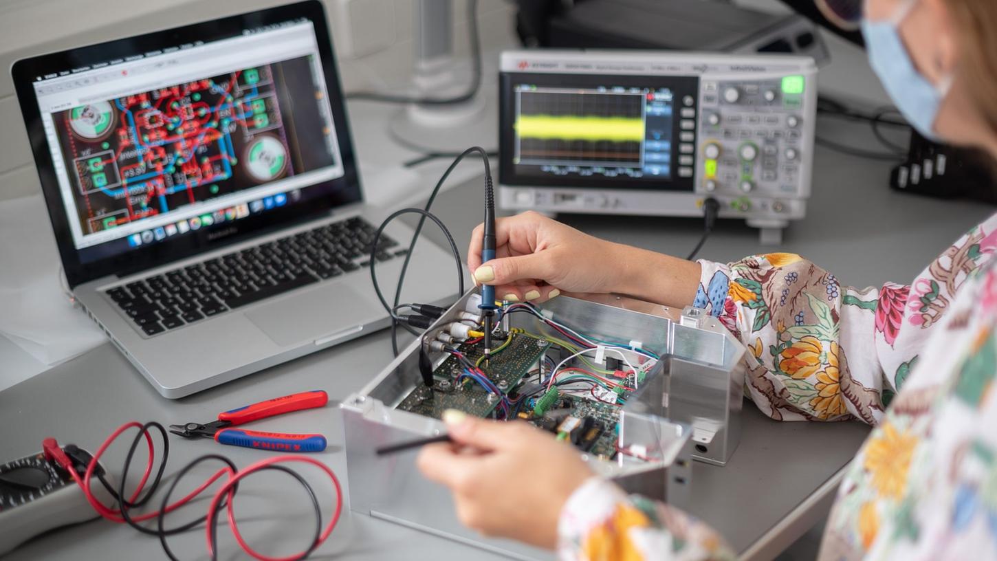 Auch Mädchen interessieren sich zwar für naturwissenschaftliche und technische Themen, doch Vorurteile halten sie oft von einer Ausbildung oder von einem Stuidum im MINT-Bereich ab. Auch Mädchen interessieren sich zwar für naturwissenschaftliche und technische Themen, doch Vorurteile halten sie oft von einer Ausbildung oder von einem Stuidum im MINT-Bereich ab.