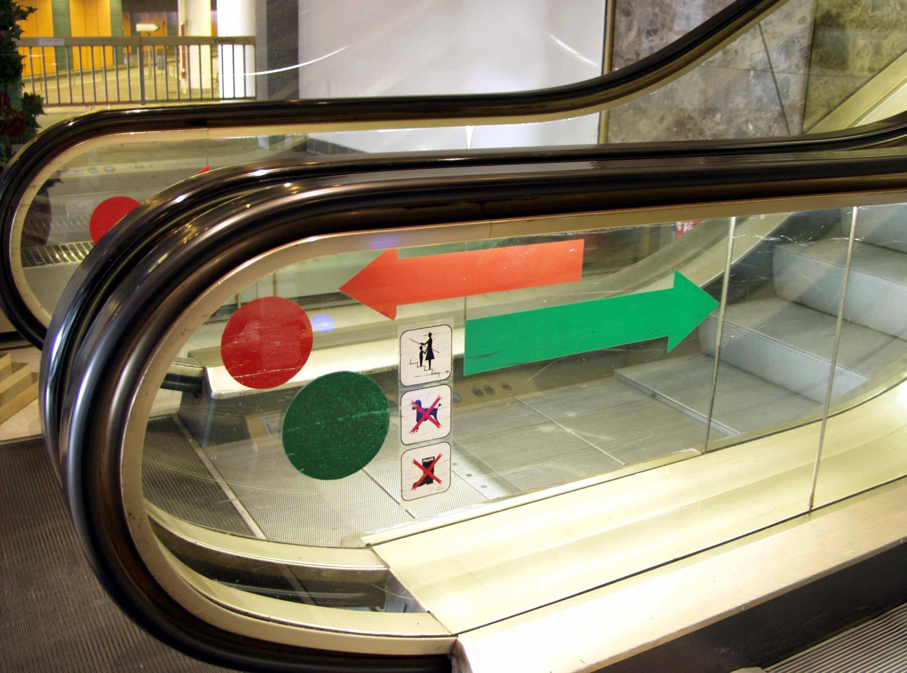 Schockmoment in Bayern Schwanz von Hund bleibt in Rolltreppe stecken