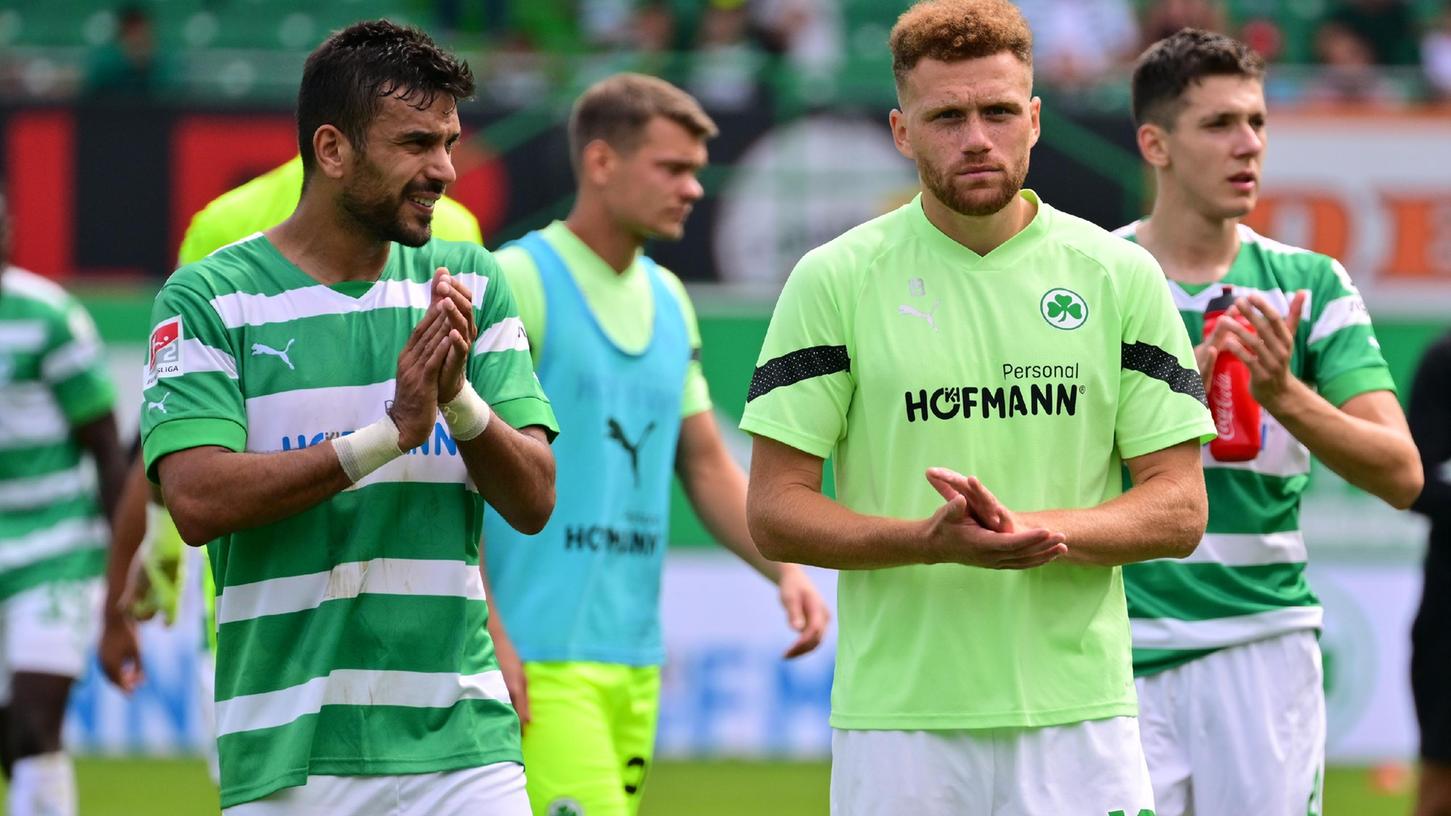Konsterniert: die Fürther Abwehrspieler Oussama Haddadi (links) und Oliver Fobassam.
Konsterniert: die Fürther Abwehrspieler Oussama Haddadi (links) und Oliver Fobassam.