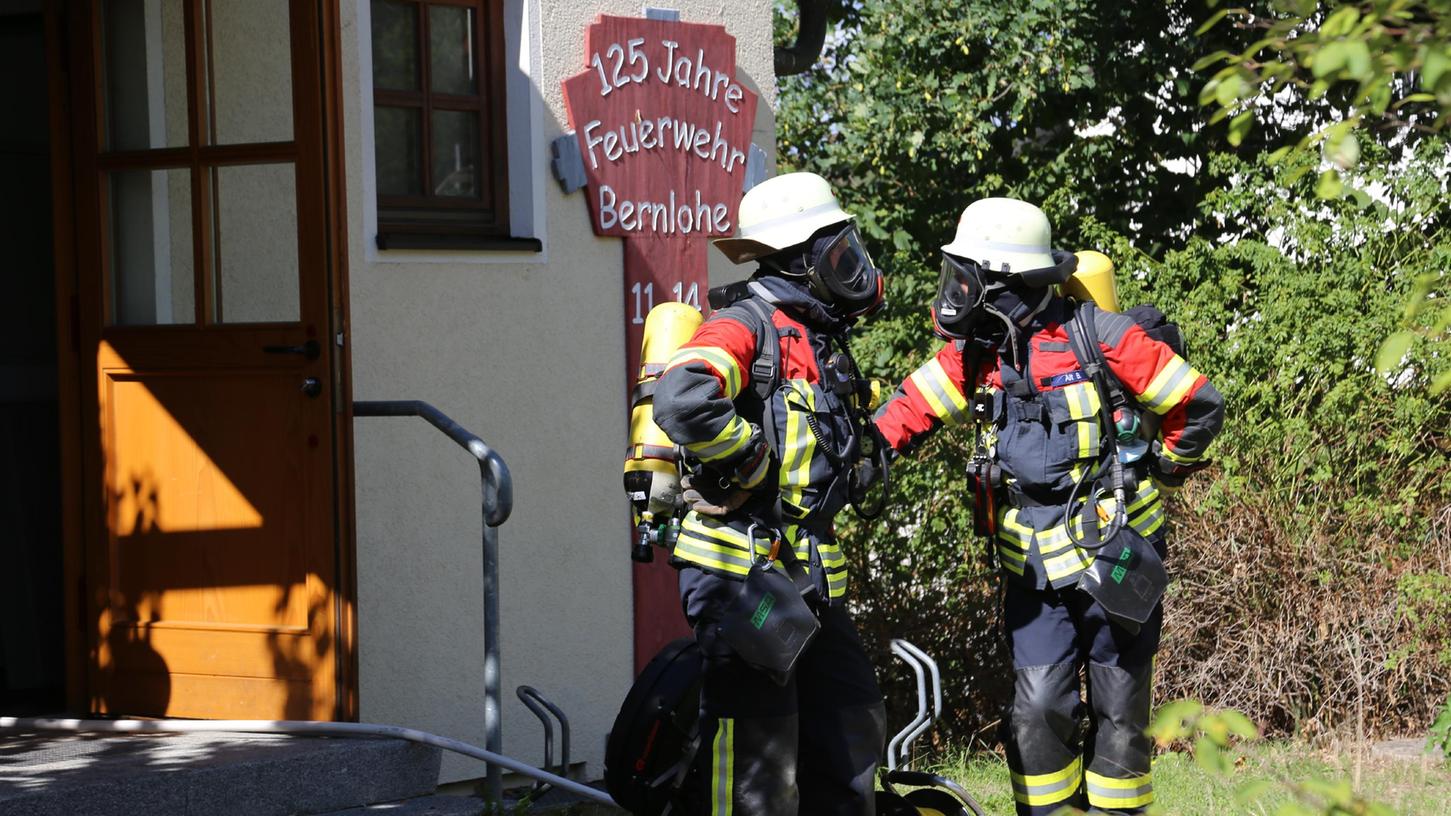 Ausgerechnet im eigenen Gerätehaus musste die Feuerwehr Bernlohe einen Brand löschen.