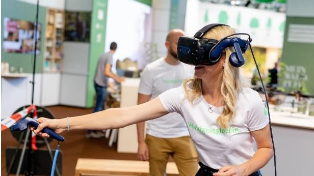 Lisa Haugeneder, Dual-Studierende der Bayerischen Staatsforsten, platziert virtuell das Rückweichetuch.
Lisa Haugeneder, Dual-Studierende der Bayerischen Staatsforsten, platziert virtuell das Rückweichetuch.