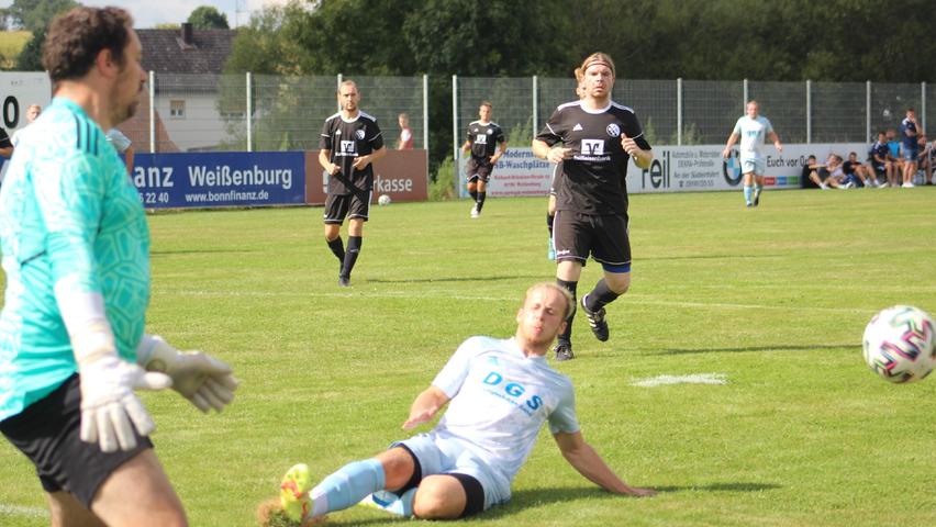 Der FC/DJK Weißenburg (in Schwarz) kam gegen im Derby gegen die TSG Ellingen nicht über ein 1:1 hinaus. Im Bild Weißenburgs Kapitän Florian Heckel. 