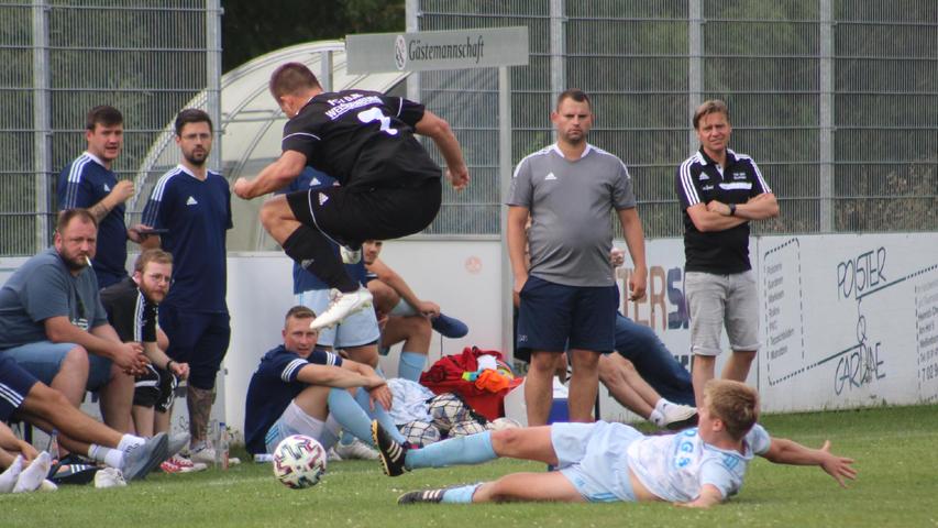 Der FC/DJK Weißenburg (in Schwarz) kam gegen im Derby gegen die TSG Ellingen nicht über ein 1:1 hinaus. 