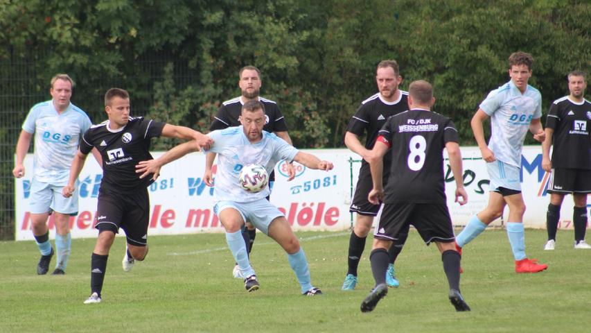 Der FC/DJK Weißenburg (in Schwarz) kam gegen im Derby gegen die TSG Ellingen nicht über ein 1:1 hinaus. 