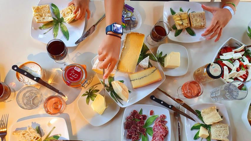 Wer in Frankreich reist, sollte immer genug Käse auf dem Tisch haben - hier einen Auswahl der feinsten Sorten.