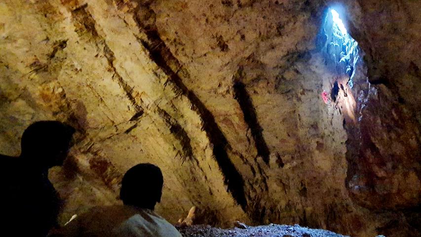In der Höhle Aven d'Orgnac zeigen sie den Besuchern anschaulich, wie die ersten Forscher sich von oben herab auf die Schutthalde abseilten.