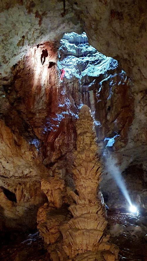 In der Höhle Aven d'Orgnac zeigen sie den Besuchern anschaulich, wie die ersten Forscher sich von oben herab auf die Schutthalde abseilten. Den Text zu dieser Bildergalerie finden Sie hier auf unserem Premiumportal www.nn.de