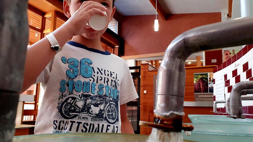 Im Foyer können Kurende salziges Heilwasser trinken. Den Kindern hat´s nicht geschmeckt.