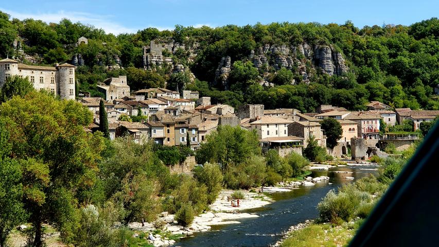 Das Dorf Vogué bei Balazuc mit seiner Burg im Tal der Ardèche. Den Text zu dieser Bildergalerie finden Sie hier auf unserem Premiumportal www.nn.de