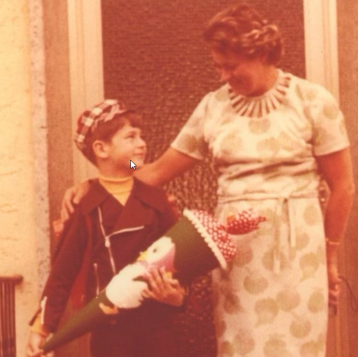 Zum Schulanfang 2021 postet Bayerns Ministerpräsident dieses Foto und erinnert sich an seine eigene Einschulung und seine eigenen Lehrkräfte zurück.