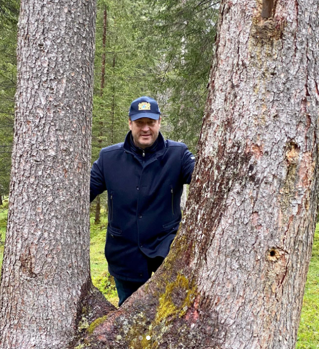 Als ein Freund der Bäume (und der Natur) zeigt sich Söder in diesem Foto, mit dem er im November 2021 verkündet, dass der Freistaat Bayern eine Milliarde in den Klimaschutz investiert und bis 2040 klimaneutral sein will.