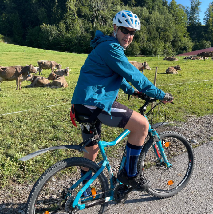 In voller Montur freut Söder sich hier übers Radeln, die Kühe und die Natur.