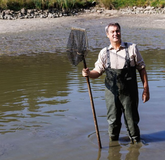 Schließlich ist der CSU-Politiker ein echter Naturbursche. Hier ist er zum Beginn der Karpfensaison im September 2022 in Bayern auf der Suche nach seinem Mittagessen. Denn Karpfen isst er schon immer gerne - "am liebsten gebacken".