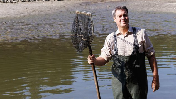 Schließlich ist der CSU-Politiker ein echter Naturbursche. Hier ist er zum Beginn der Karpfensaison im September 2022 in Bayern auf der Suche nach seinem Mittagessen. Denn Karpfen isst er schon immer gerne - "am liebsten gebacken".