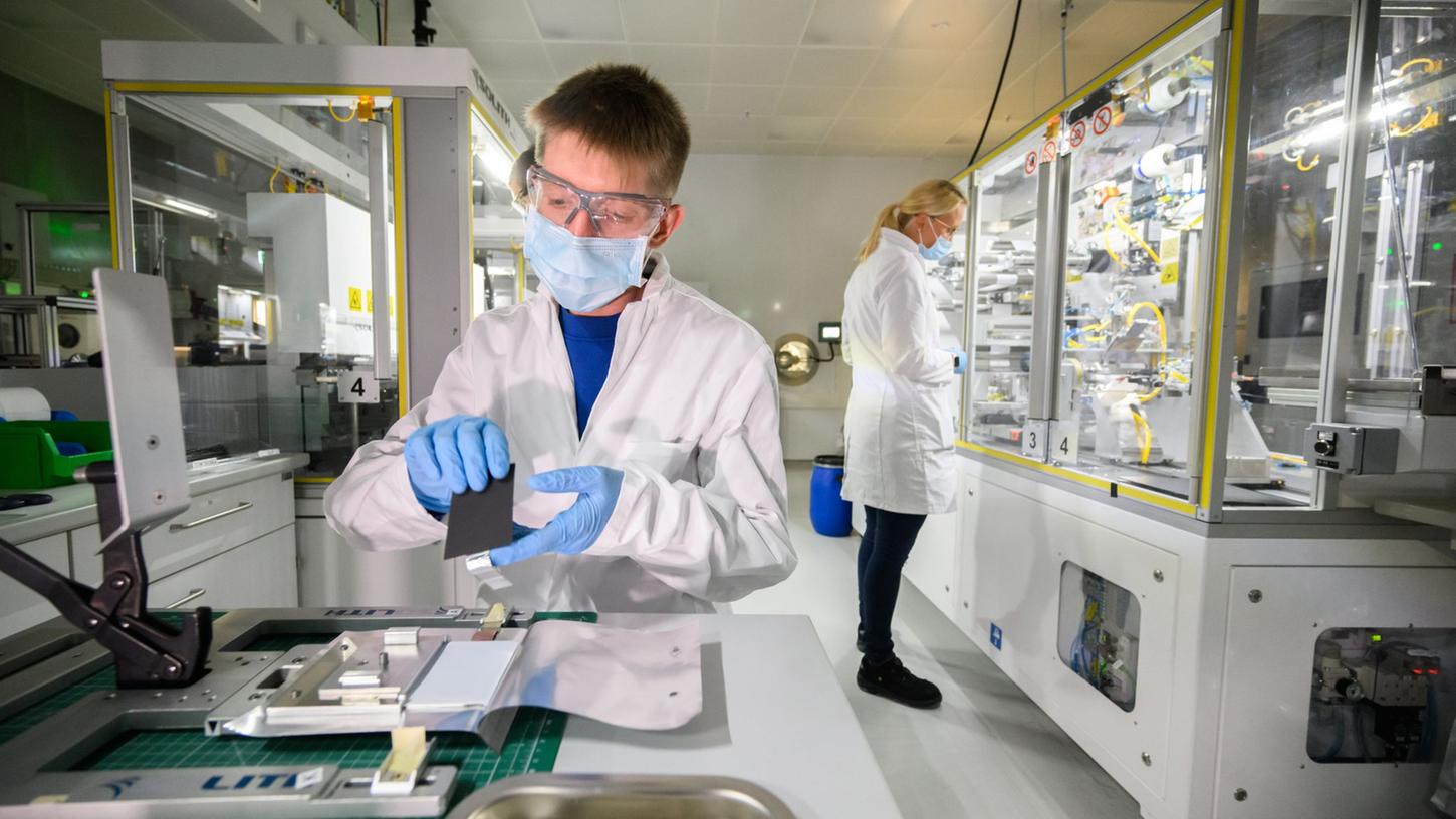 Thomas Skibik, Chemisch-Technischer-Assistent, fertigt im Labor für Zellforschung und Entwicklung im VW-Werk Salzgitter eine Pouchzelle.