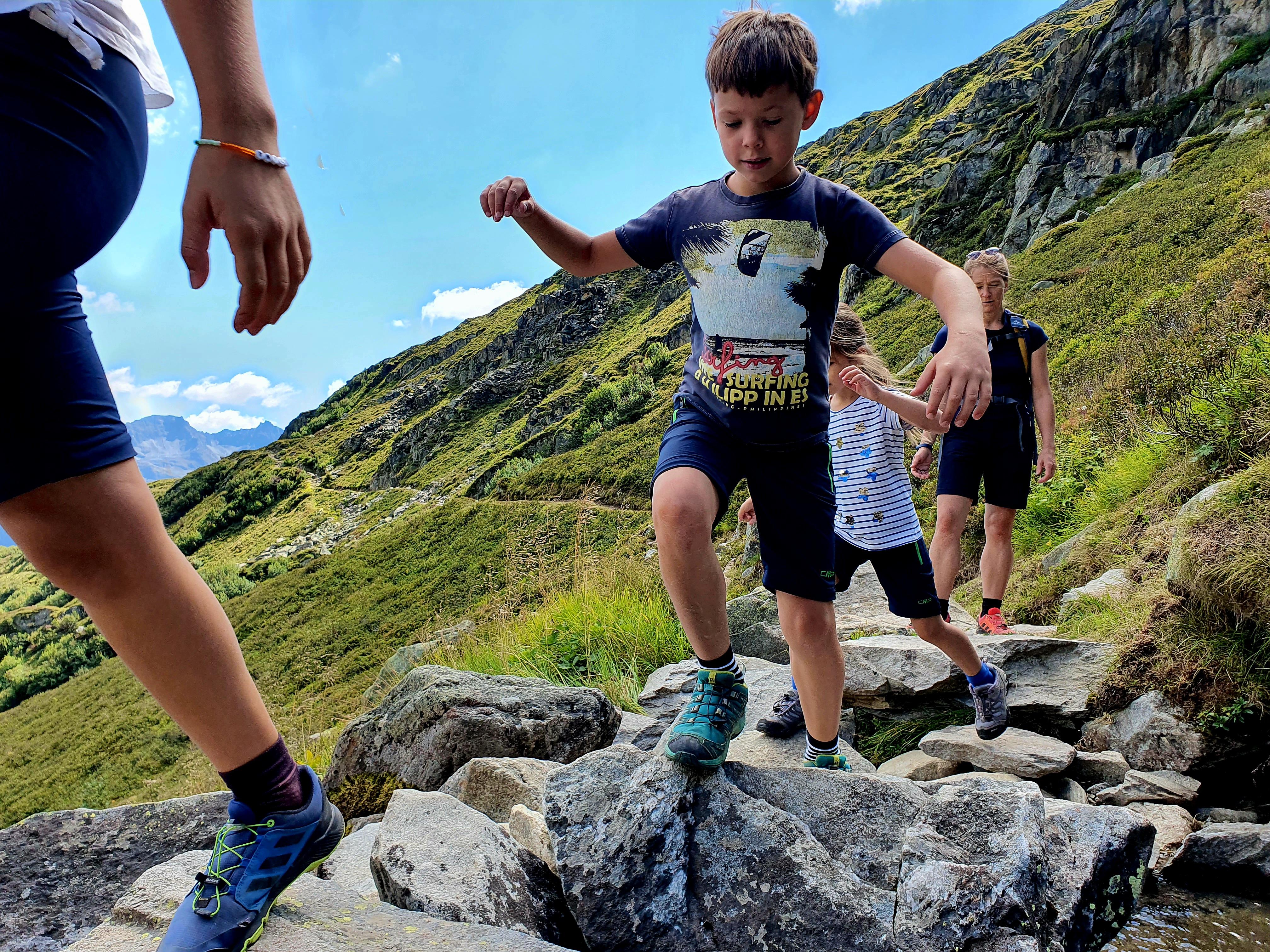 Wandern in den Bergen - die Kinder sollten schon - wie hier - Lust drauf haben, sonst haben auch die Eltern keinen Spaß. Wandern in den Bergen - die Kinder sollten schon - wie hier - Lust drauf haben, sonst haben auch die Eltern keinen Spaß.