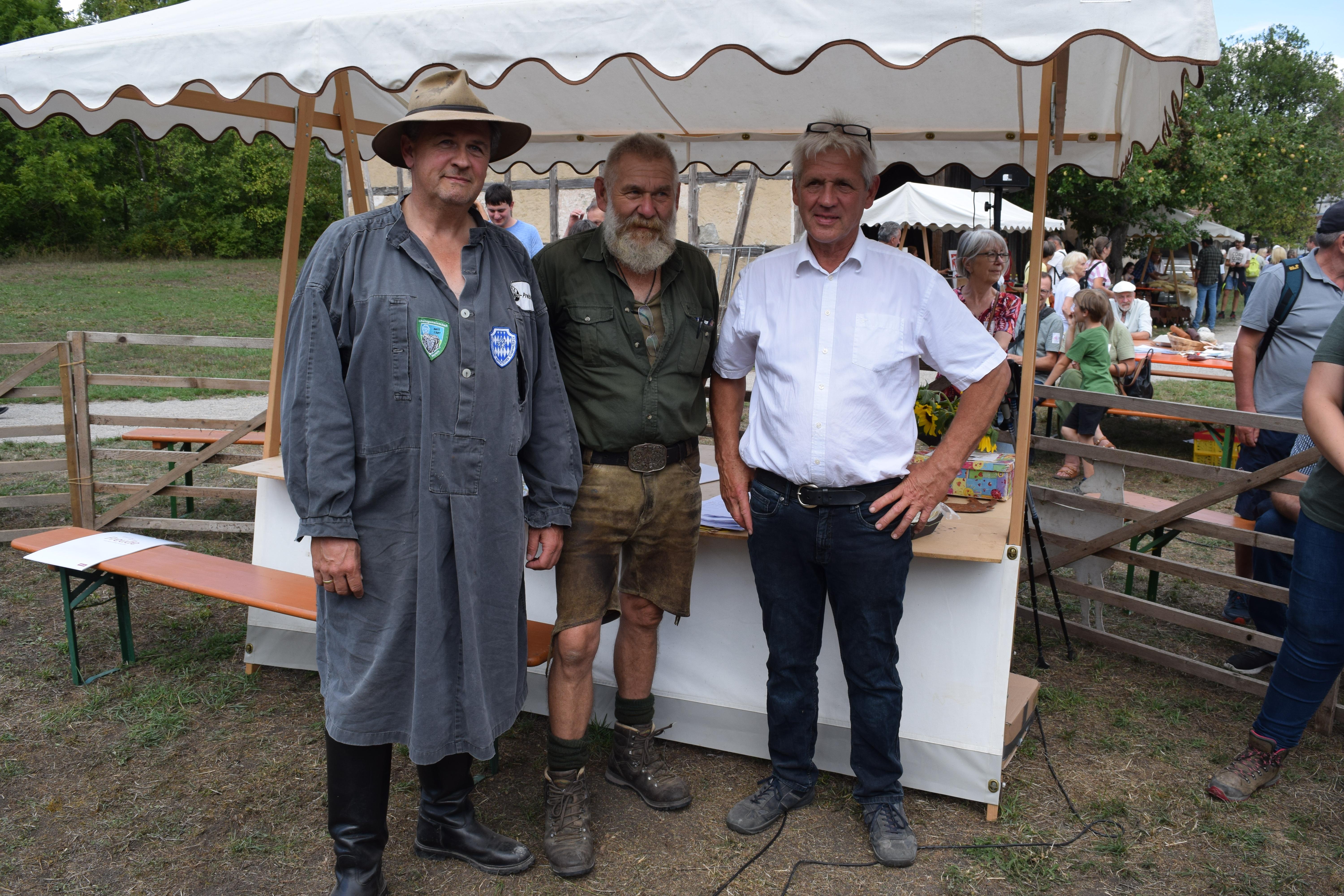 Die Preisrichter Josef Rebitzer und Wolfgang Thomann mit dem Vorsitzenden des Bayerischen Zuchtverbands Johannes Maibom (von links).