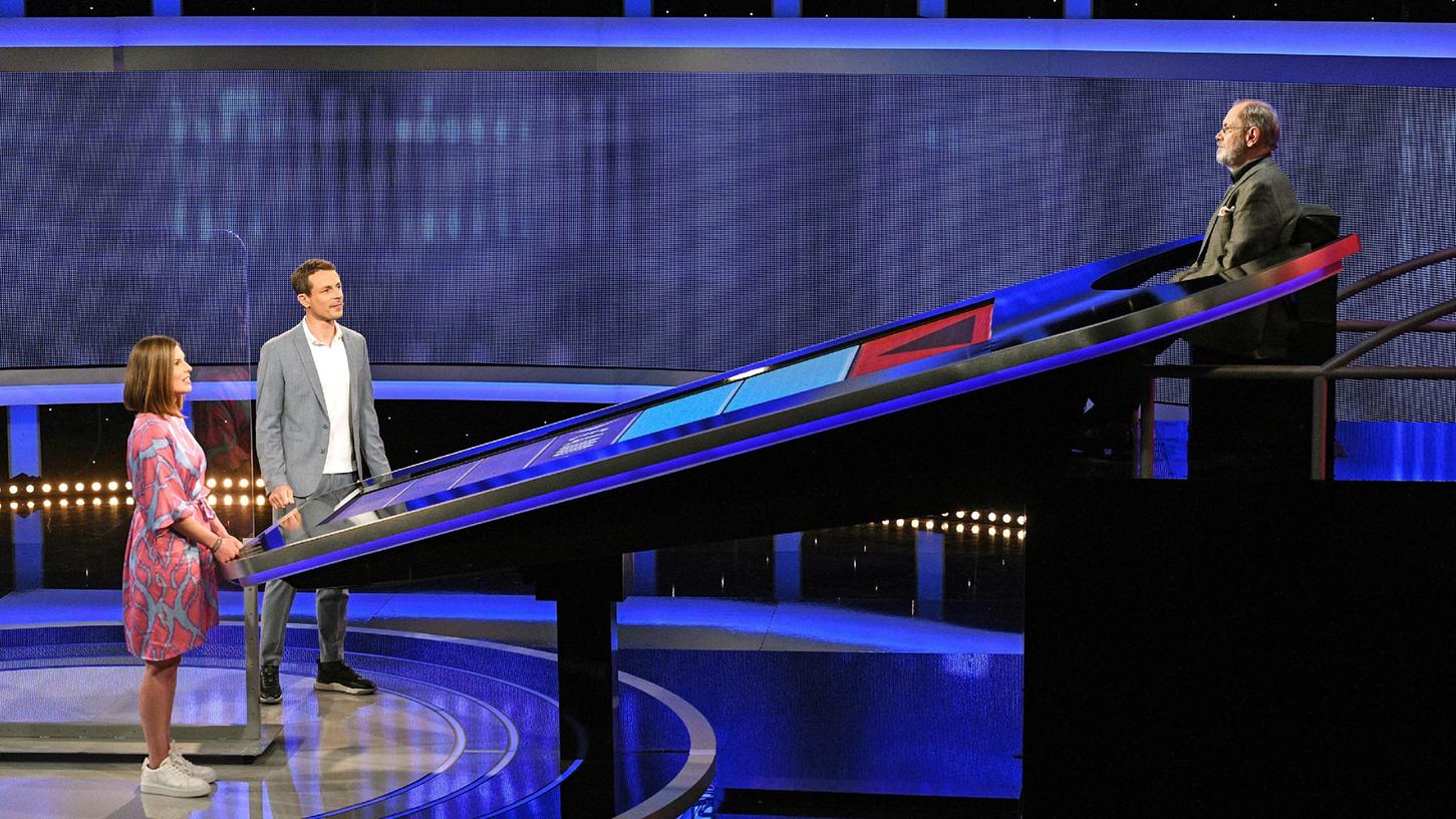 "Gefragt - gejagt"-Moderator Alexander Bommes (2.v.l.) mit der Kandidatin Marieke Grußendorf (li.) und dem Jäger Otto Nagorsnik.
"Gefragt - gejagt"-Moderator Alexander Bommes (2.v.l.) mit der Kandidatin Marieke Grußendorf (li.) und dem Jäger Otto Nagorsnik.