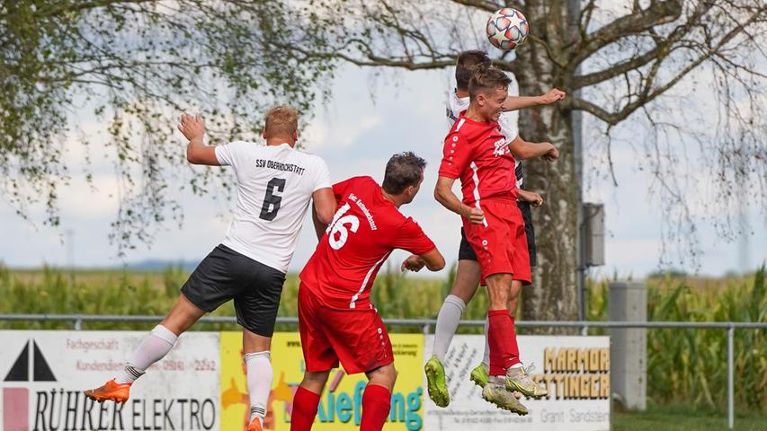 Die Eintracht Kattenhochstatt (in Rot) konnte sich im Kreisklassen-Derby mit 3:0 gegen den SSV Oberhochstatt behaupten.