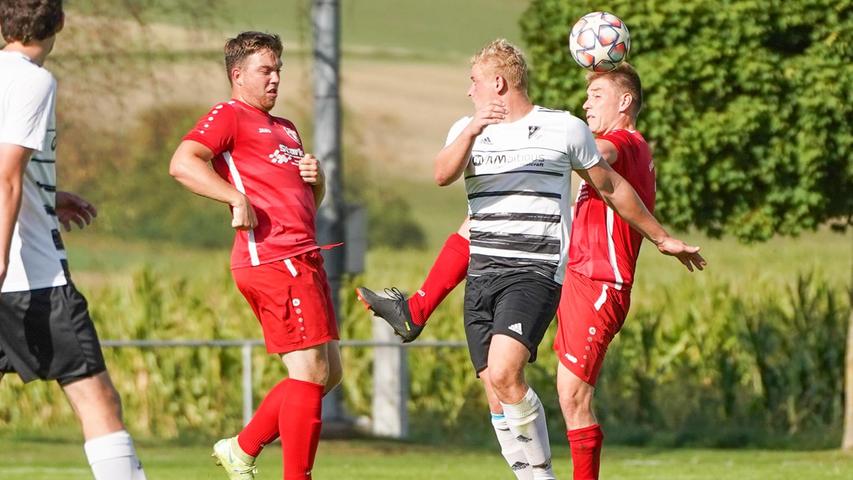Die Eintracht Kattenhochstatt (in Rot) konnte sich im Kreisklassen-Derby mit 3:0 gegen den SSV Oberhochstatt behaupten.
